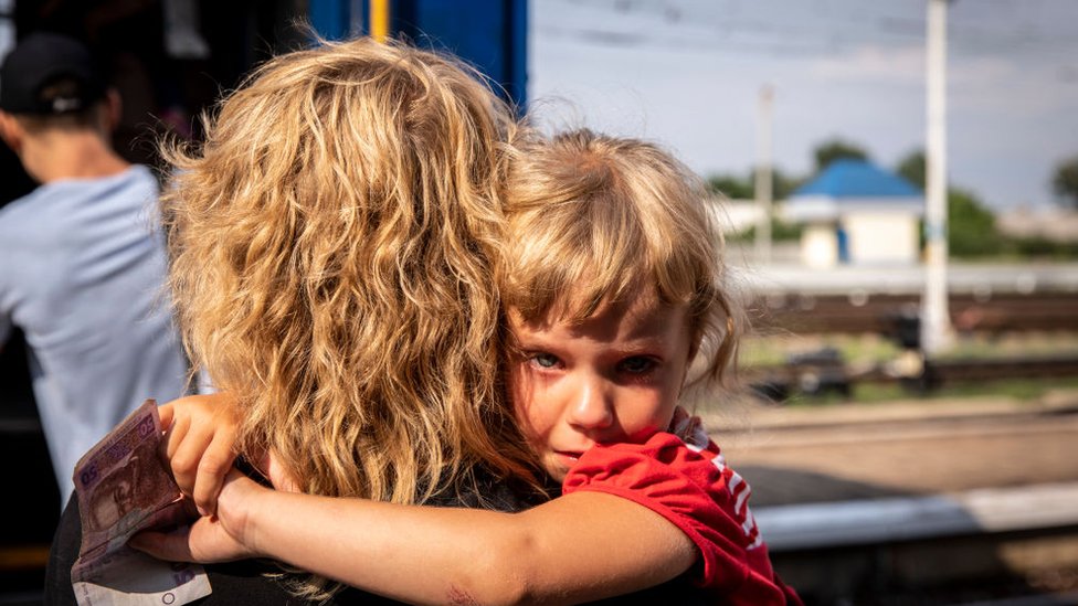 Izbeglo dete iz Ukrajine grli majku