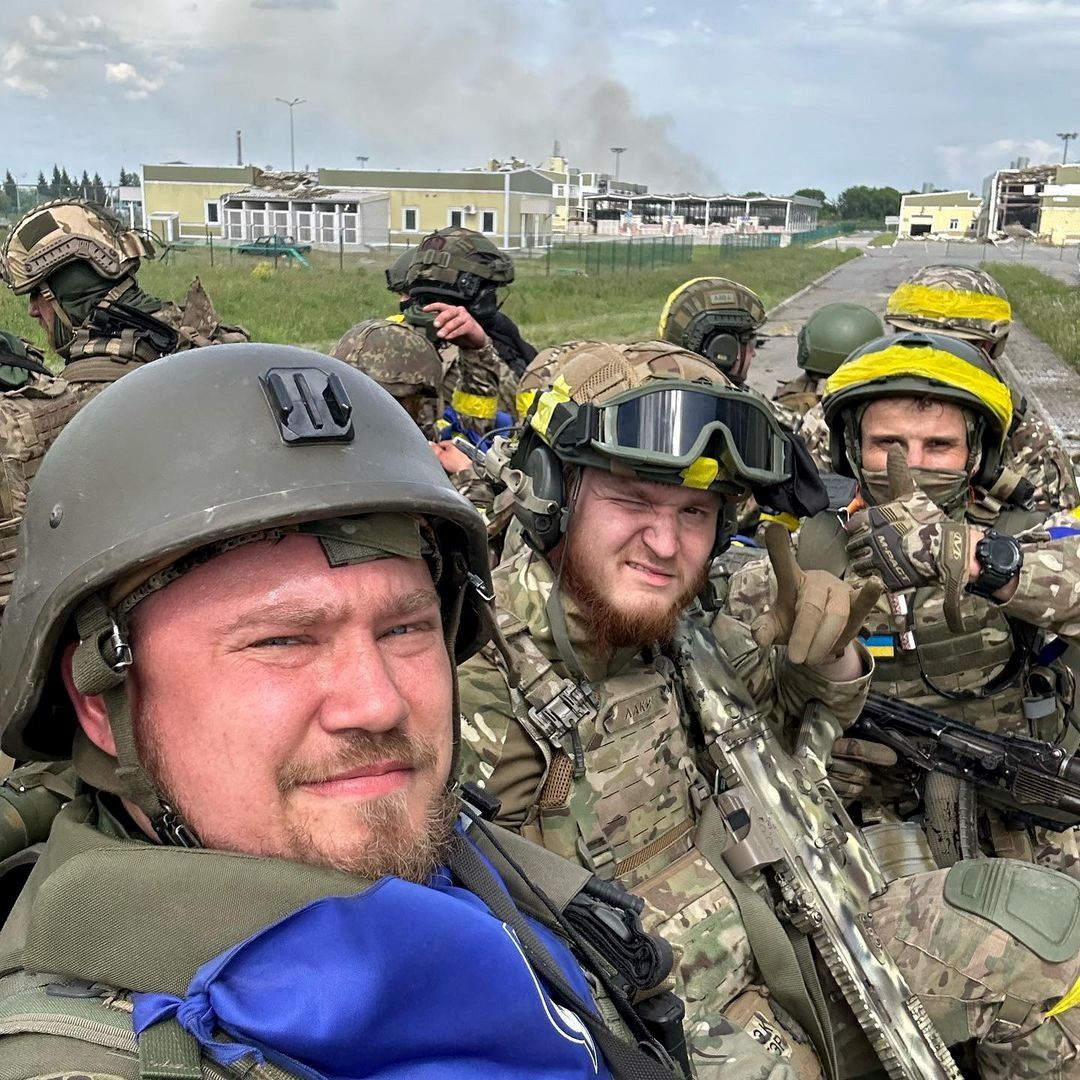 Miembros del Cuerpo de Voluntarios Rusos posan para una foto en el puesto fronterizo de Kozinka.