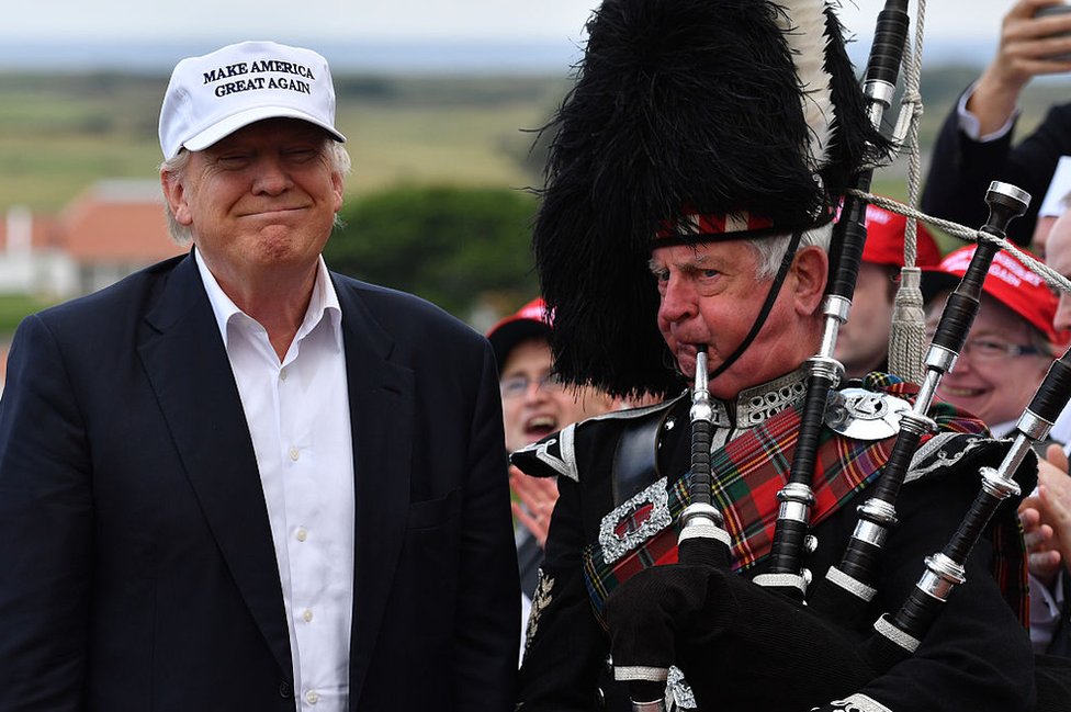 Trump junto a un hombre tocando una gaita