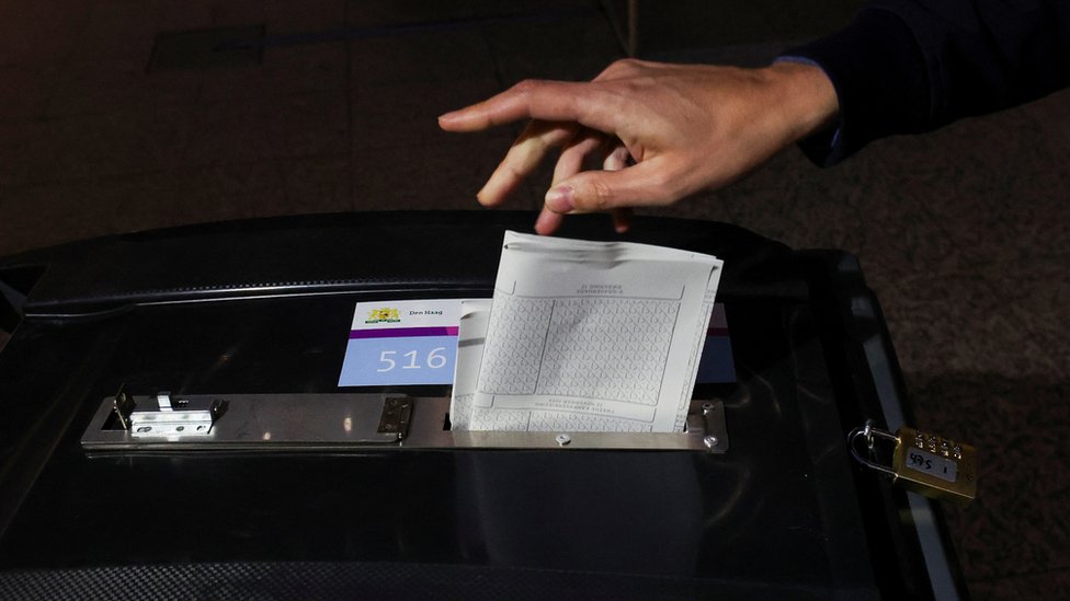 荷蘭海牙某投票站一位選民將選票投入票箱（22/11/2023）