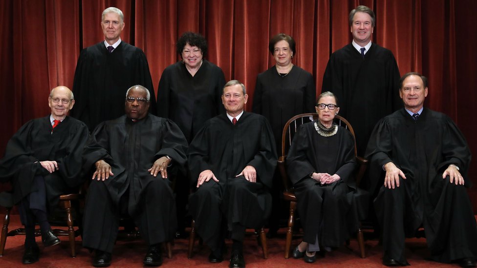 NO USAR, BBC | Los jueces de la Corte Suprema de Justicia de Estados Unidos: (Fila de enfrente, de izquierda a derecha) Stephen Breyer, Clarence Thomas, John Roberts, Ruth Bader Ginsburg y Samuel Alito, Jr; (Fila de atrás) Neil Gorsuch, Sonia Sotomayor, Elena Kagan y Brett Kavanaugh