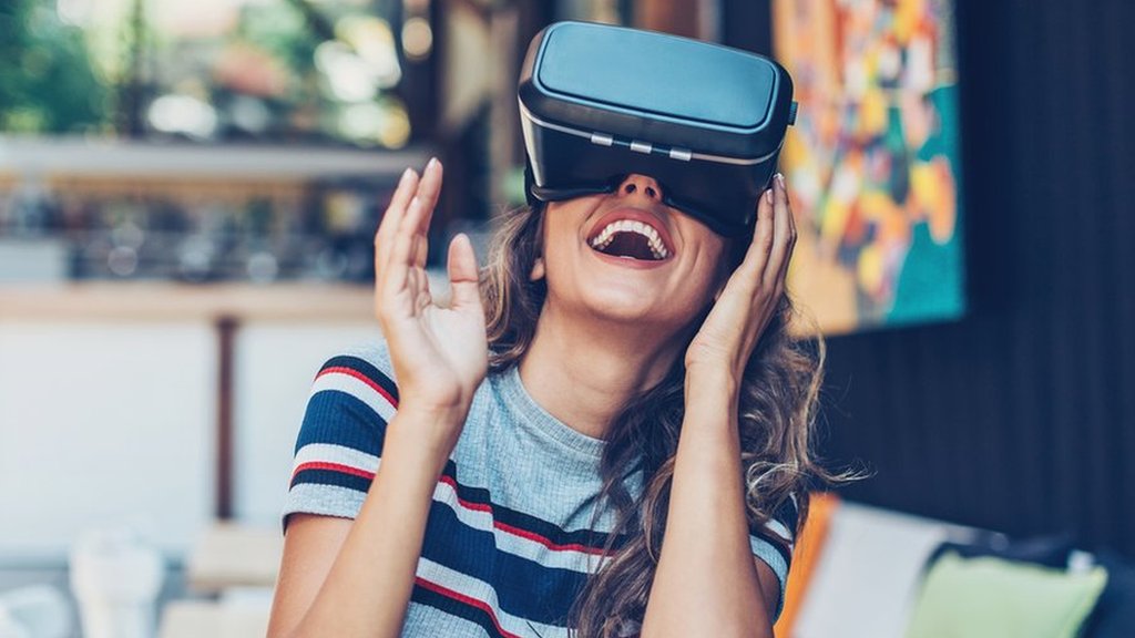 La realidad virtual nos sumerge en un mundo que no existe. mujer experimentando realidad virtual