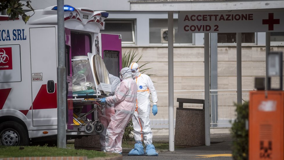 Медицинский персонал забирает пациента из машины скорой помощи в Италии