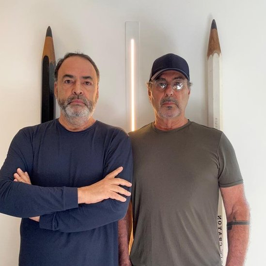 Nelson Amorim e Roberto Cimino, dois homens de meia-idade, olham para a câmera