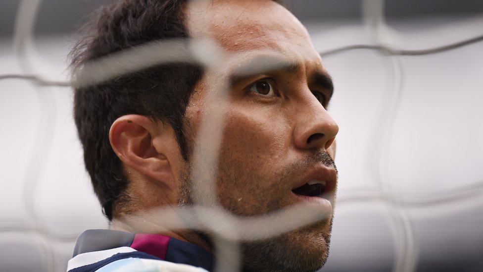 El portero chileno perdió la titularidad este año en favor del brasileño Ederson. Claudio Bravo