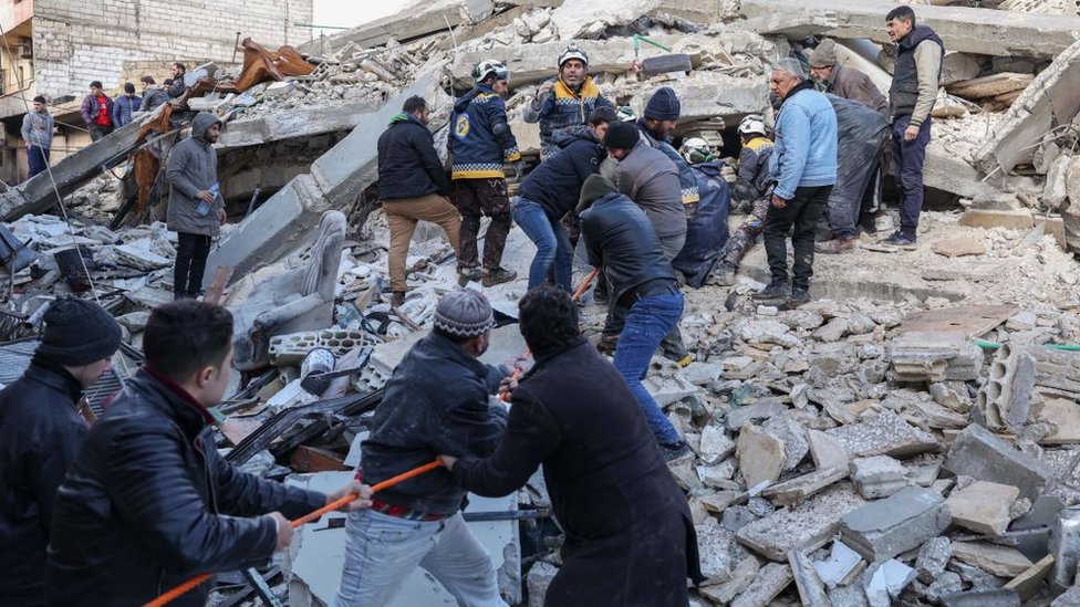 Rescatistas trabajan para sacar personas que quedaron debajo de los escombros tras los derrumbes provocados por los terremotos.