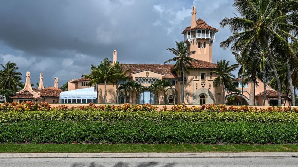 Vsta de la casa de Trump en Florida, durante el allanamiento del FBI.