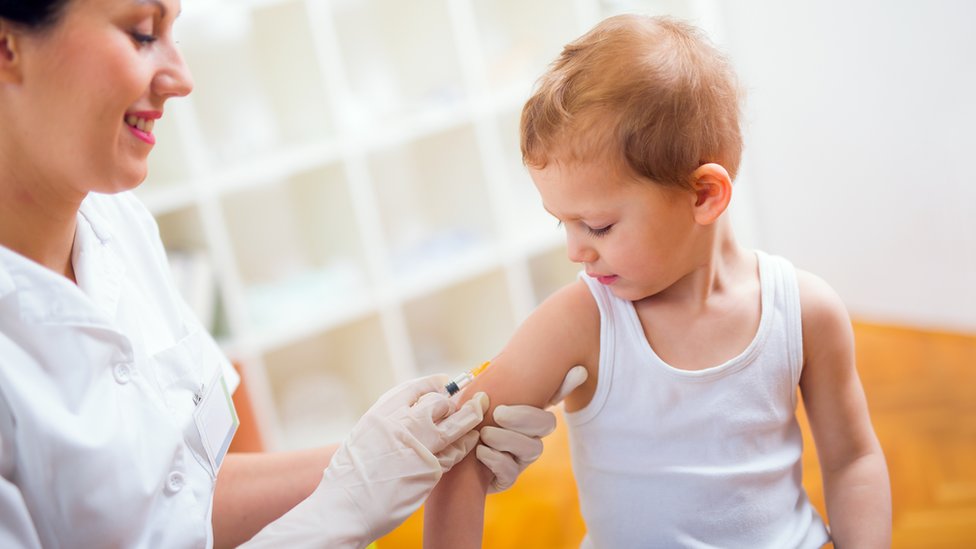 Niño vacunado