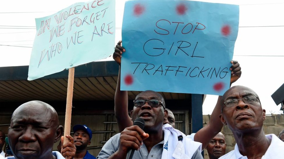En esta manifestación contra la trata de personas que se llevó a cabo en marzo en Nigeria, activistas llevaban un cartel que decía: "Detengan la trata de niñas". Manifestación