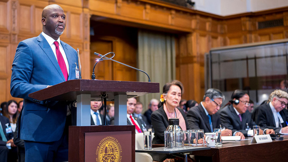Абубакарр Тамбаду присутствует на публичных слушаниях по применению Конвенции о предупреждении преступления геноцида и наказании за него о временных мерах, запрошенных Гамбией против Мьянмы, в Международном суде ООН в Гааге, Нидерланды, 10 декабря 2019 г.