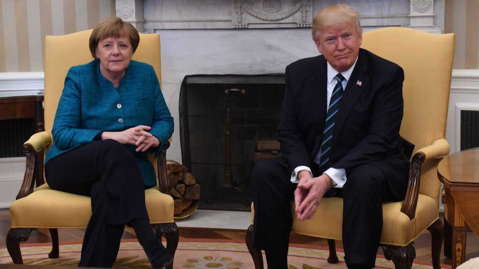 Merkel tenía mejor relación con Obama que con su sucesor en la Casa Blanca. Trump y Merkel, en el Despacho Oval, en el reunión en la que el primero no le estrechó la mano.