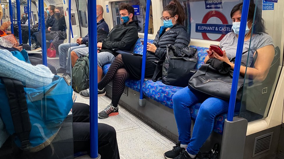 Пассажиры на метро в 08:01 в центре Лондона.