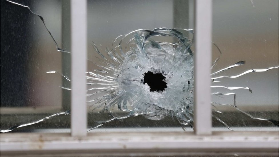 Una de las ventanas rotas en el ataque a Charlie Hebdo