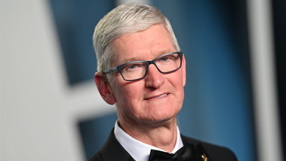 Smuk skab glæde Apple boss Tim Cook to have pay cut by over 40% this year - BBC News