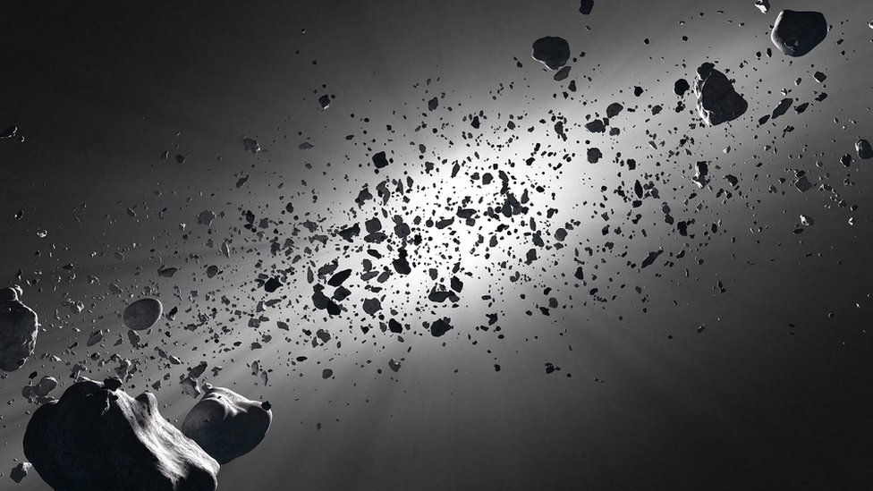 Todo asteroide de más de 140 metros que pase a menos de 19.5 veces la distancia entre la Tierra y la Luna es considerado potencialmente peligroso. Cinturón de asteroides contra la estrella solar.