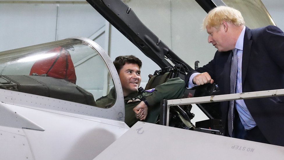 Борис Джонсон встречает пилота реактивного лайнера "Тайфун" в Шотландии