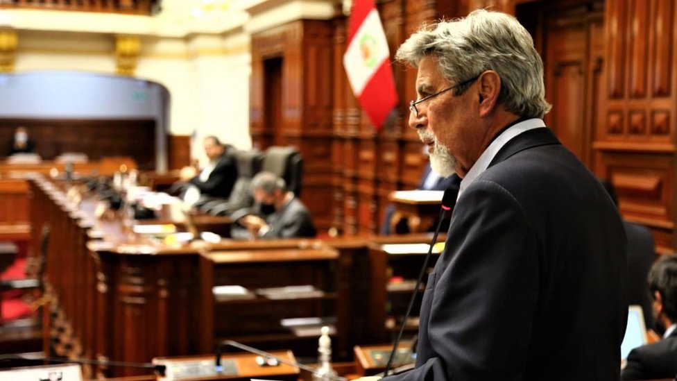 Francisco Sagasti al ganar la votación en el Congreso este lunes