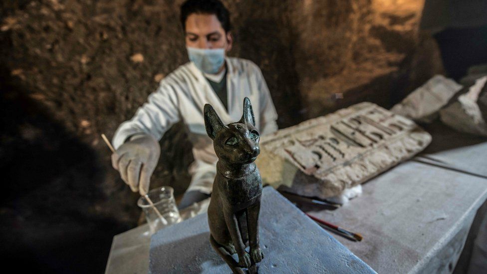 Estatua de bronce de gato.