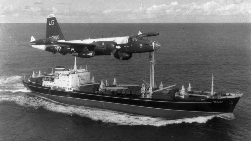 Un avión estadounidense escoltando a un barco soviético.