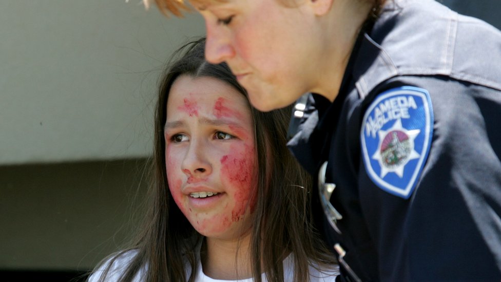加州演練中，女生臉上塗滿假血