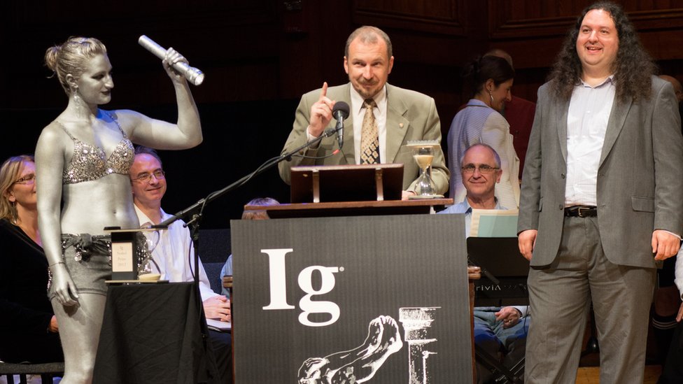 Ig nobel. Шнобелевская премия награждение. Дэвид Шмидт Шнобелевская премия. Павло Блаватский Шнобелевская премия.