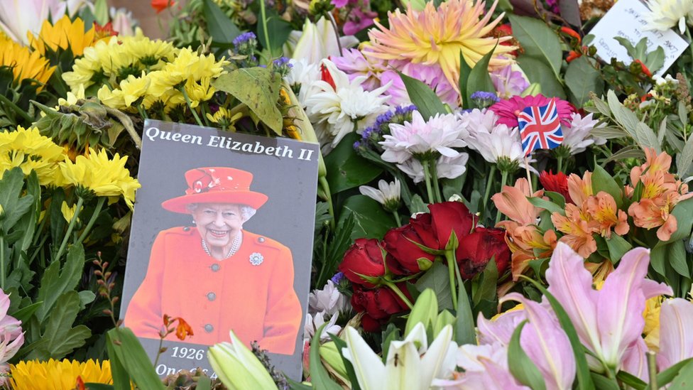 北愛爾蘭唐郡希爾斯伯勒城堡外悼念花堆中的一張英國女王伊麗莎白二世肖像（13/9/2022）