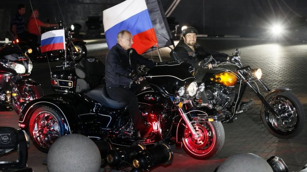 Putin monta moto