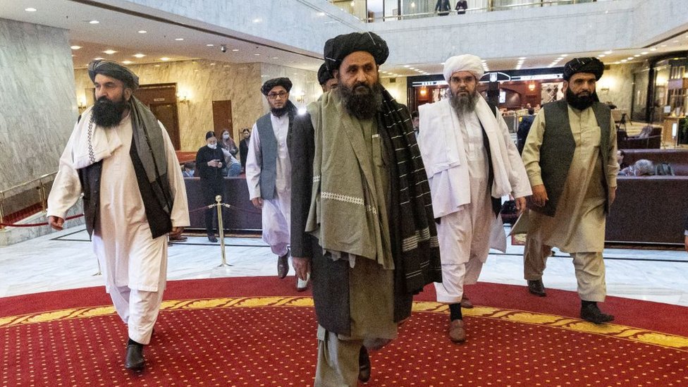 المؤسس المشارك لحركة طالبان الملا عبد الغني بارادار وأعضاء آخرون من وفد طالبان