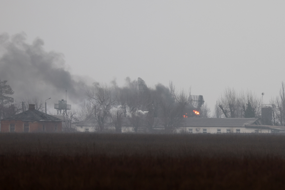 Una columna de humo sale de una instalación militar cercana al aeropuerto Mariúpol, una ciudad del sureste de Ucrania.