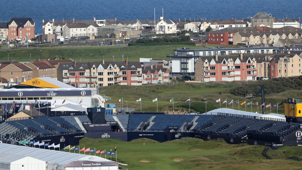 Трибуна на 18-м зеленом поле Royal Portrush for the Open