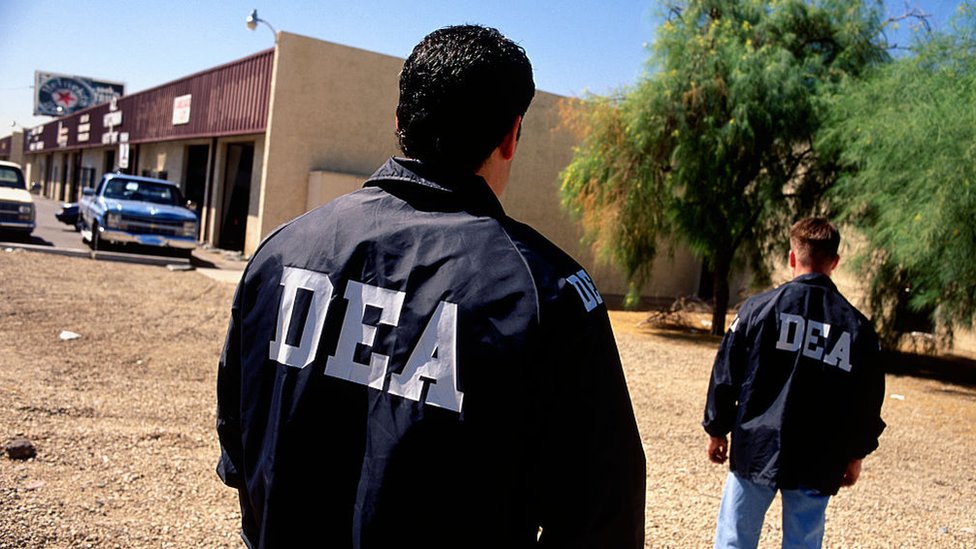 Un par de agentes de la DEA
