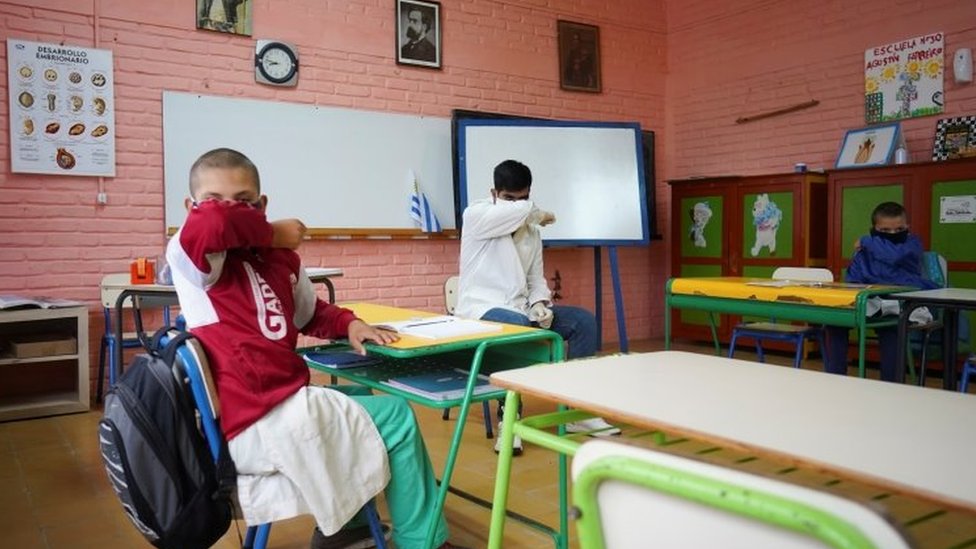 Учитель Серхио Ферраро дает инструкции по безопасному чиханию в Escuela 30, сельской школе, которая возобновила занятия после месячного перерыва из-за коронавирусной болезни (COVID-19), в Сан-Хосе, Уругвай, 22 апреля 2020 г.