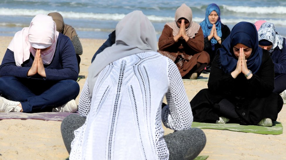 نساء عند شاطئ غزة