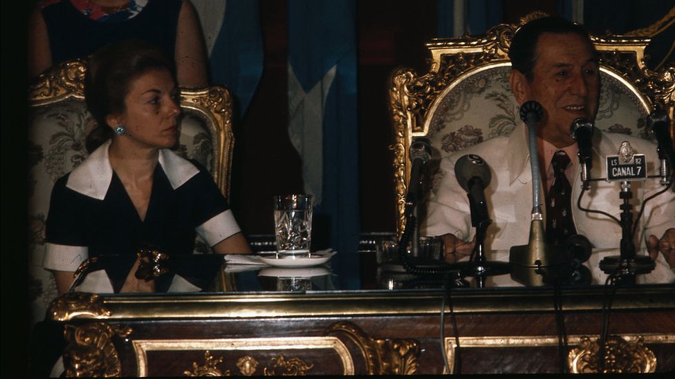 Isabel y Juan Domingo Perón en una conferencia de prensa.