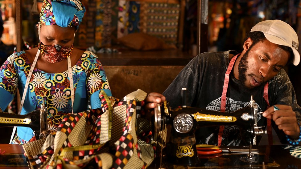 Портные из Руанды шьют традиционные африканские тканевые маски