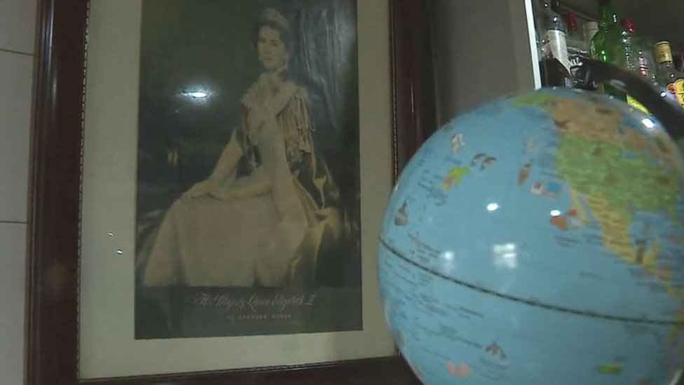 Globe and a picture of the Queen