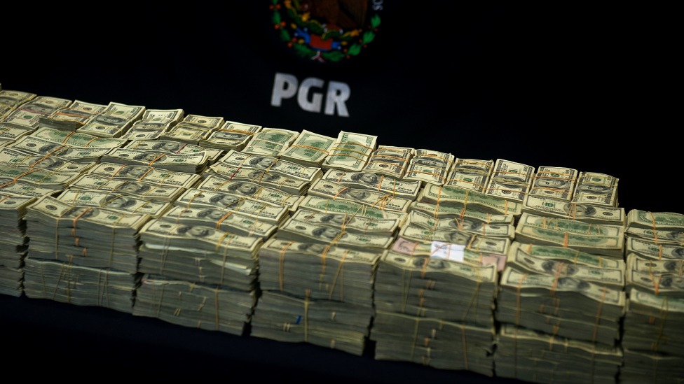 Dólares confiscados a presuntos miembros del cartel de Sinaloa.