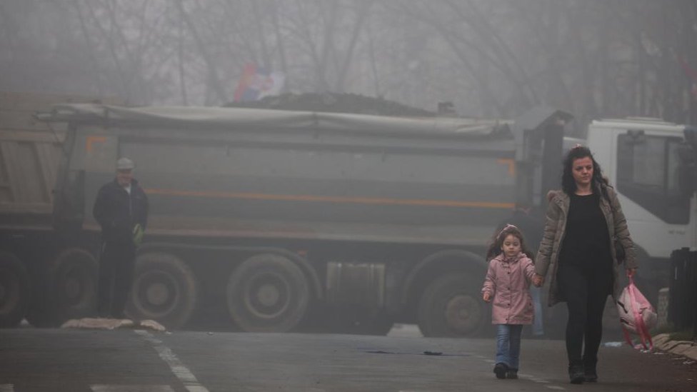 Serbios caminan cerca de una barricada en la localidad de Mitrovica, Kosovo