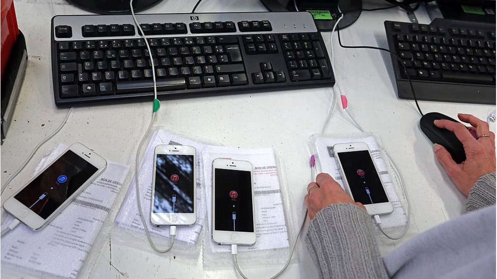 Teléfonos Apple siendo revisados