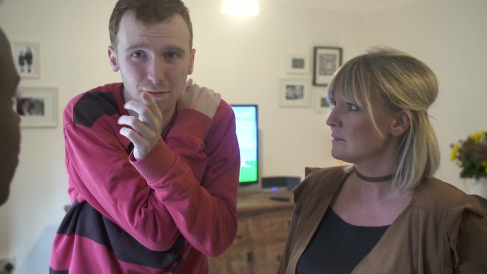 Cameron, de 19 años, es cada vez más desafiante con sus padres. Cameron con su madre, Hannah.