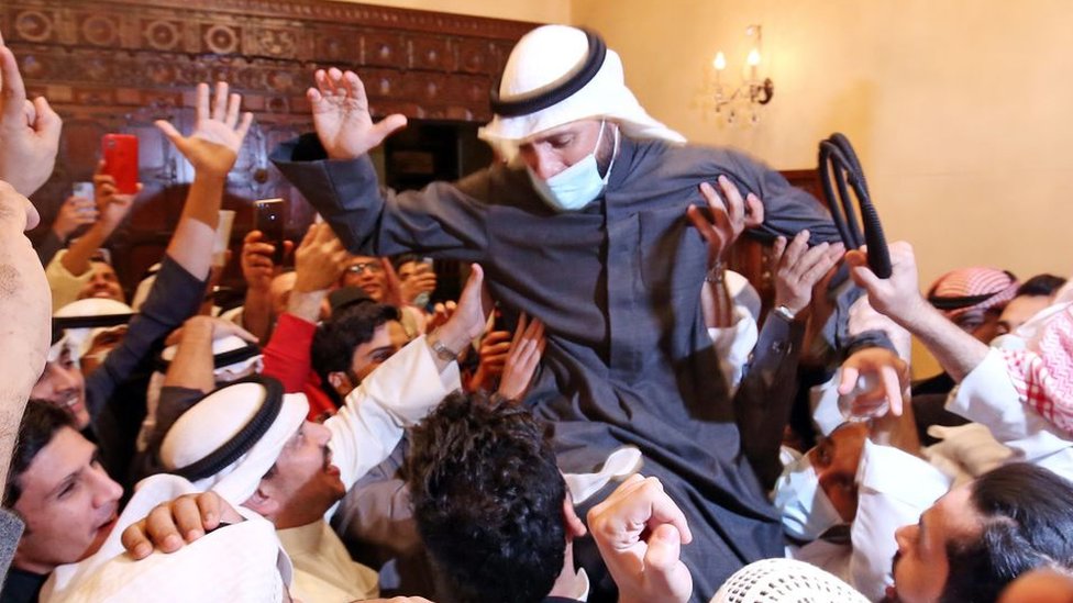 رئيس البرلمان السابق، النائب، مرزوق الغانم، يحتفل مع أنصاره بالفوز.