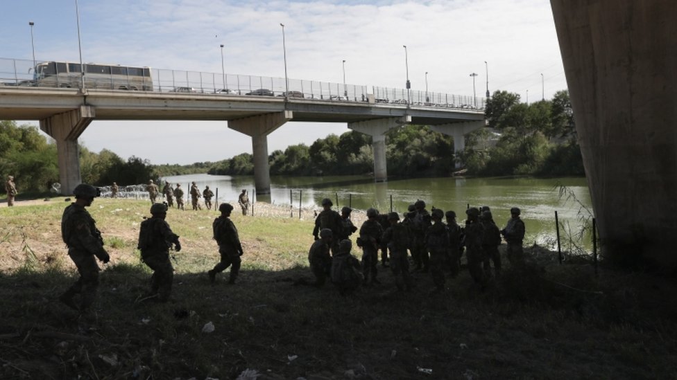 Militares en la frontera entre Estados Unidos y México.
