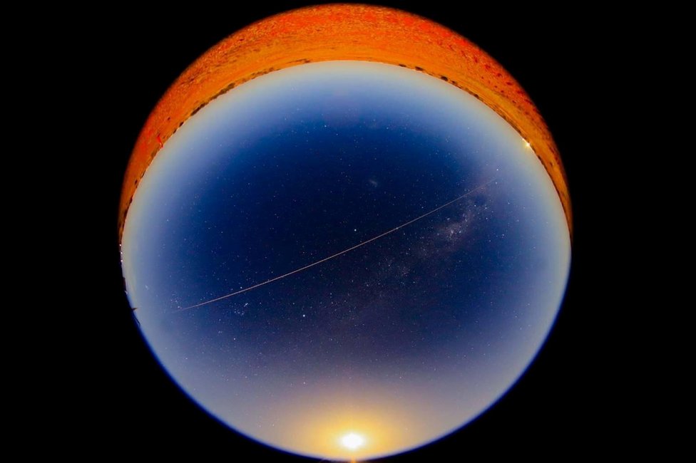 رصدت كاميرات في استراليا الكبسولة عندما دخلت الغلاف الجوي للأرض وبدت في صورة كرة نار مسرعة