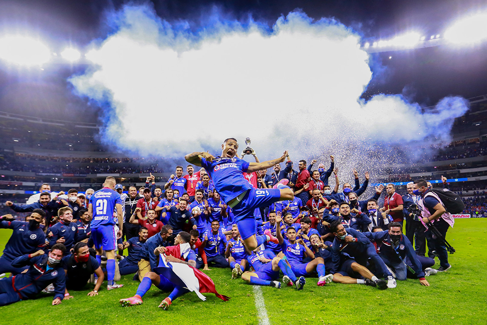 Fudbaleri Kriz Azula proslavljaju titulu u šampionatu Meksika, koju su osvojili posle 23 godine pobedivši Santos Lagunu na Stadionu Asteka u Meksiko sitiju