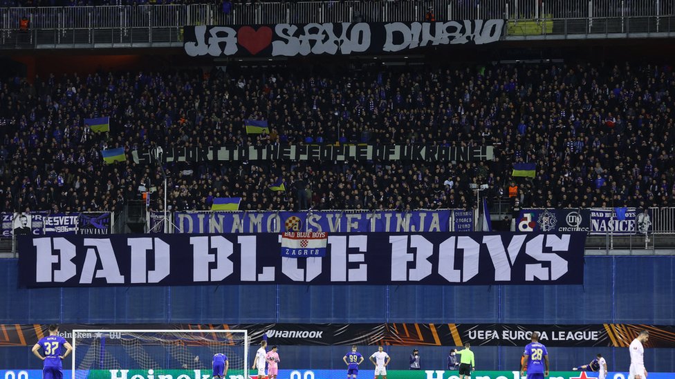 Fudbal i nasilje: Navijač atinskog AEK-a ubijen u tuči sa pristalicama zagrebačkog Dinama, smenjeno sedam zvaničnika grčke policije 4 dinamo, navijači dinama