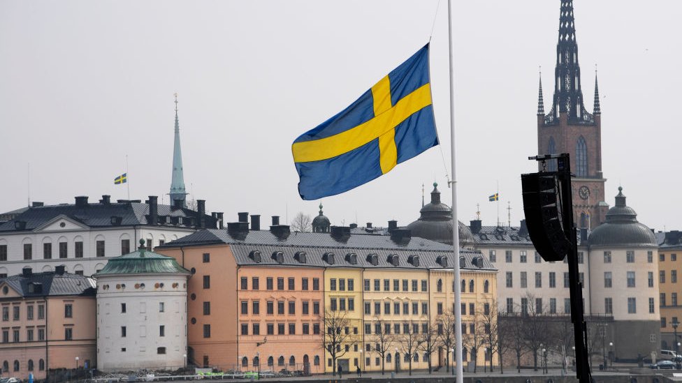 Bandera de Suecia en Estocolmo.