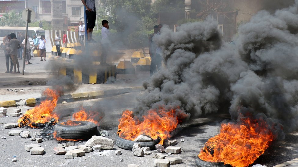 Aden'de kötüleşen ekonomiyi protesto edenler yolları ateşe verdikleri lastiklerle kapattı.