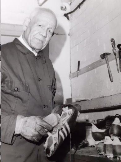 Jack Leslie limpiando unos botines en el West Ham