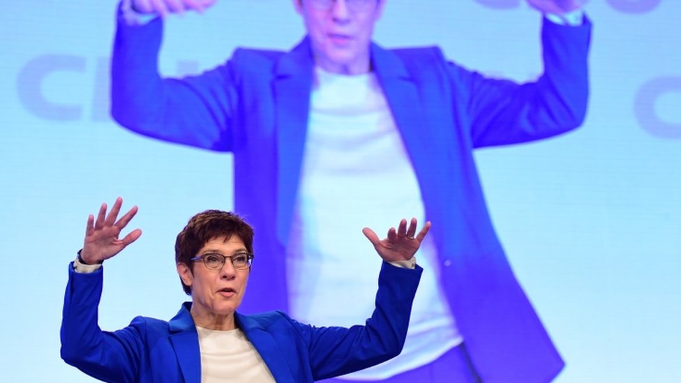 Аннегрет Крамп-Карренбауэр реагирует на аплодисменты после своего выступления на съезде Христианско-демократического союза (ХДС) в Лейпциге
