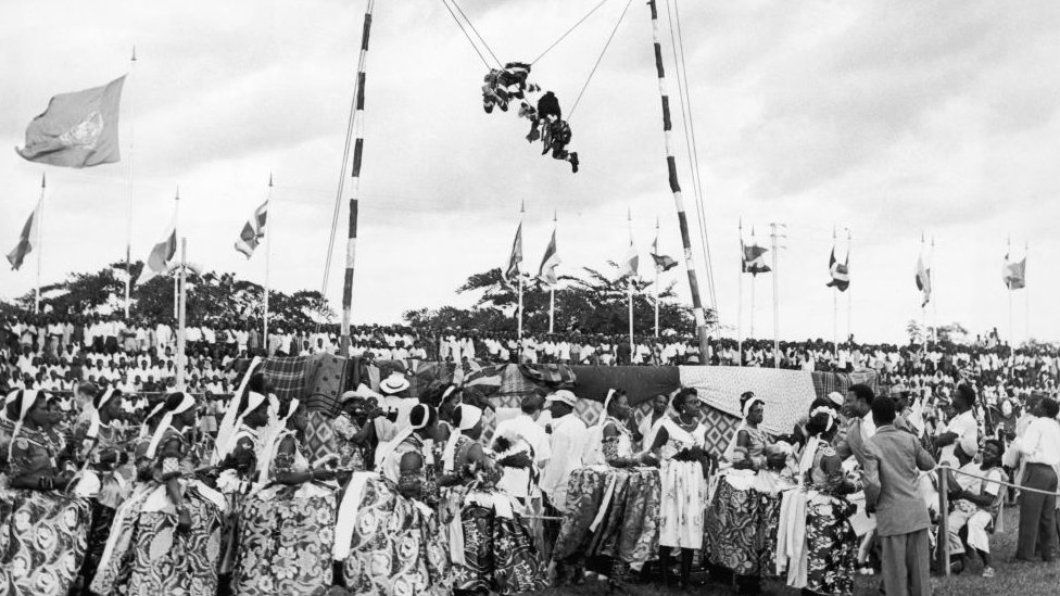 Multitudes en un festival de danza folclórica y deportes que forma parte de las celebraciones de la independencia en Enugu, sureste de Nigeria, el 11 de octubre de 1960